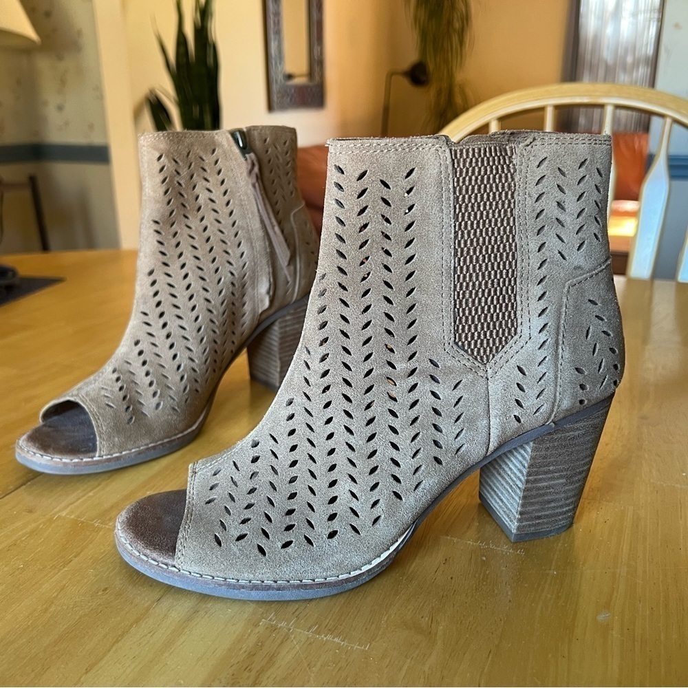 TOMS MAJORCA PEEP TOE IN DESERT SUEDE/PERFORATED LEAF Women – Taupe